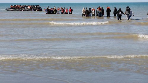 Hallan cuerpo de joven migrante en playa francesa