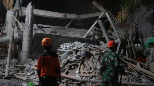 Derrumbe en escuela de Indonesia deja un muerto y decenas heridos