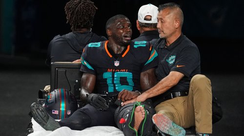 Tyreek Hill es llevado al hospital por lesión en su pie izquierdo