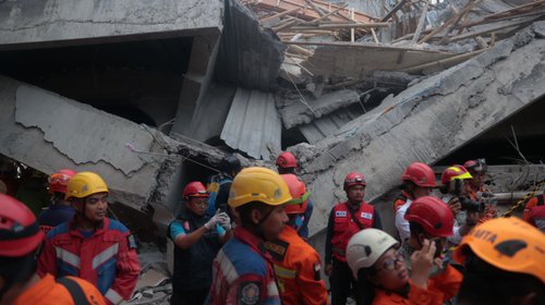 Siguen 91 bajo los escombros tras colapso de escuela en Indonesia