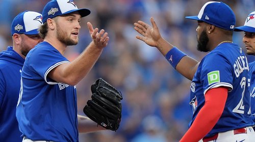 Toronto apalea 13-7 a Yankees con récord de playoffs incluido