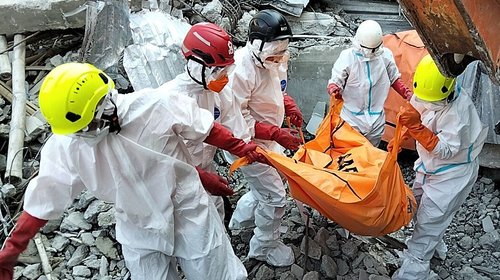 Sube a 61 los muertos por derrumbe en una escuela de Indonesia