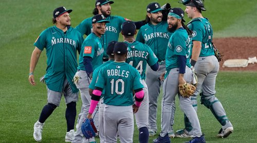 Mexicanos toman el timón de los Mariners y vencen 3-1 a Toronto