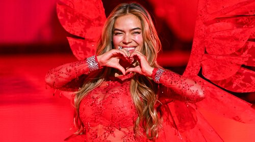Deslumbra Karol G en Fashion Show de Victoria’s Secret