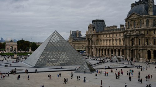 Robo millonario en el Louvre: ladrones huyen con joyas históricas