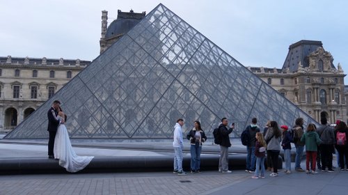 Arrestan a varios sospechosos por el robo de joyas del Louvre