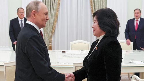 Canciller de Corea del Norte se reúne con Putin en visita a Rusia