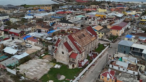 Trabajadores humanitarios llevan ayuda a Jamaica tras el huracán