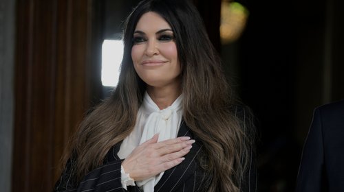 Exconductora de Fox News, asume como embajadora de EUA en Grecia