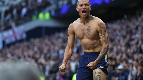 Tottenham y Man United empatan 2-2 en la Liga Premier
