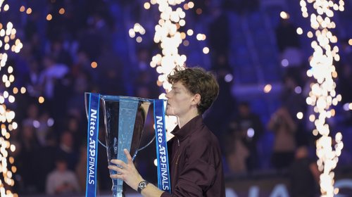 Sinner vence a Alcaraz y retiene el título de las Finales ATP