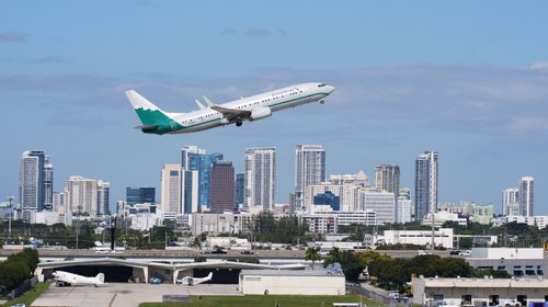 FAA levanta restricciones a vuelos tras cierre gubernamental