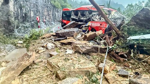 Deslave aplasta un autobús en desfiladero de Vietnam