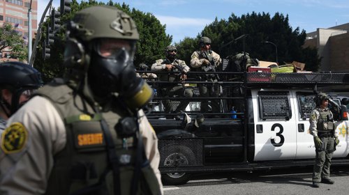 Trump demanda a California por ley que prohíbe máscaras a agentes