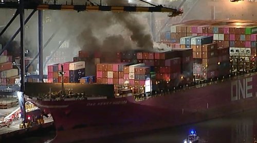Bomberos combaten incendio en buque de Los Ángeles