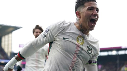 Chelsea vence 2-0 a Burnley y recorta distancia con el Arsenal