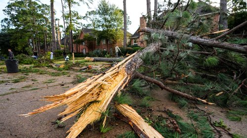 Tornado a las afueras de Houston deja más de 100 casas dañadas