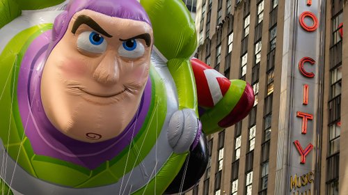Globos de Buzz Lightyear y Pac-Man brillan en desfile de Macy’s