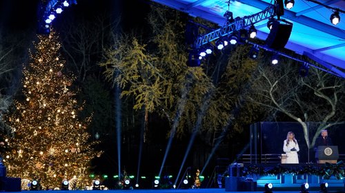 Trump y Melania encienden el árbol navideño de la Casa Blanca
