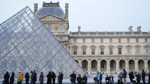 Refuerzan seguridad del Louvre tras millonario robo de joyas
