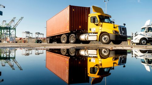 Camioneros demandan a California por plan de revocar licencias