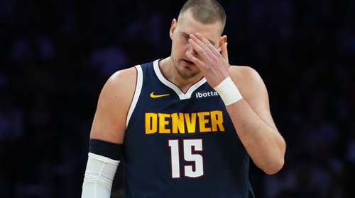 Jokic se lesiona la rodilla izquierda y sale cojeando ante Miami