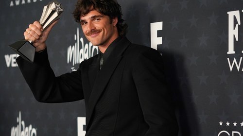 Gana Elordi mejor actor de reparto; dedica premio a del Toro