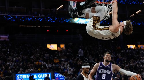 Curry suma 27 puntos y 10 asistencias; Warriors arrolla a Kings