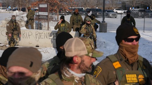 Muerte de mujer a manos de agente del ICE desata crisis política