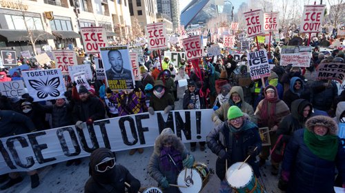 Miles se manifiestan en intenso frío contra redadas en Minnesota