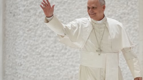 Papa recibe invitación para visitar Perú en evento en el Vaticano