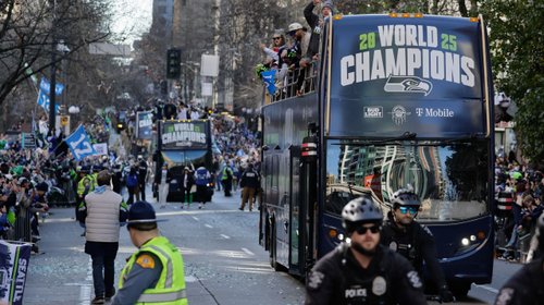 Seahawks llegan a casa y celebran triunfo con desfile en Seattle