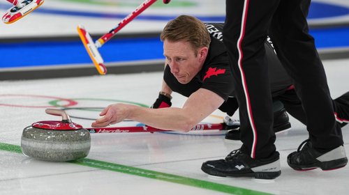 Polémica por supuesto 'doble toque' sacude al curling olímpico