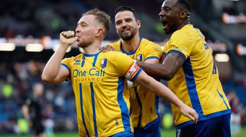 Mansfield da el golpe y elimina al Burnley en FA Cup