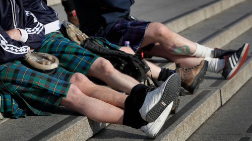 FIFA aprueba que hinchas de Escocia usen los "sporrans"