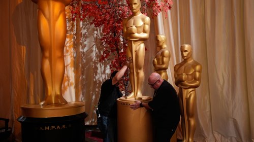 Desfilan estrellas en alfombra roja de los Oscar 2026 | En vivo