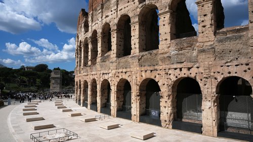 Coliseo de Roma renace con restauración histórica en travertino