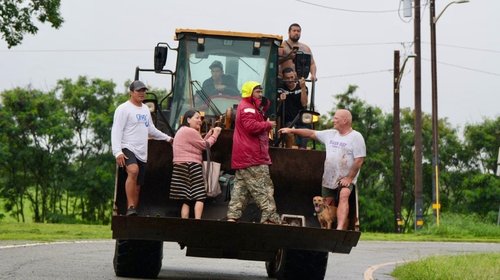 Rescatan a 230 por lluvias en Hawái; presa podría colapsar