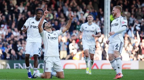 Raúl Jiménez llora tras su primer gol desde la muerte de su padre