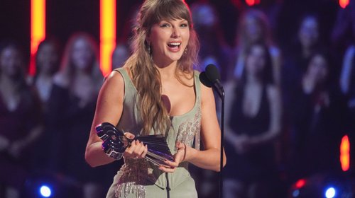 Taylor Swift arrasa en iHeartRadio Awards 2026 con siete premios