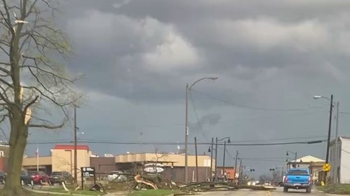 Tormentas y tornados causan destrucción en EUA