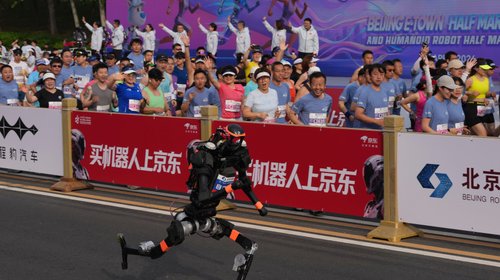 Robot humanoide rompe marca humana en media maratón en China