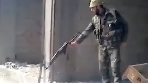 Arrestan a exagente por video filtrado de masacre en Siria