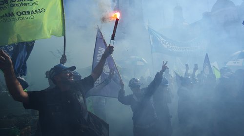 Protestan obreros en Argentina contra reforma laboral de Milei