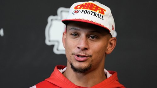 Mahomes se une a prácticas de los Chiefs con rodilla mejorada