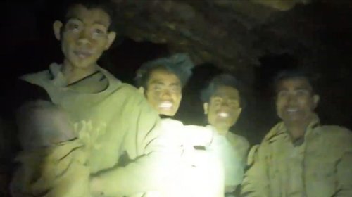 Evacuan a uno de 5 aldeanos atrapados en una cueva en Laos