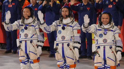 Regresan astronautas chinos a la Tierra tras siete meses