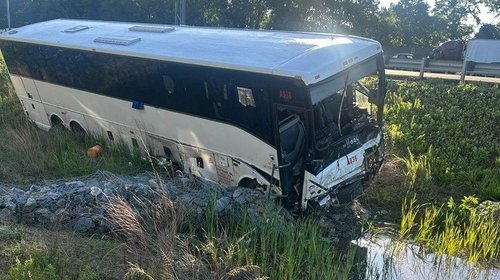 Autobús choca contra autos en Virginia y deja sin vida a cinco