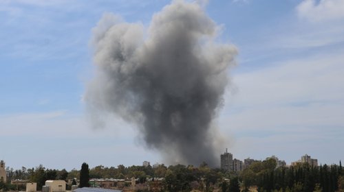Irán ataca base aérea de EUA tras ofensiva militar