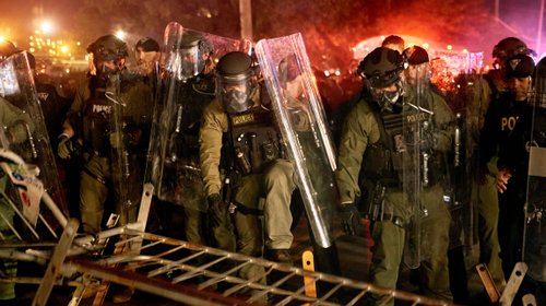 Newark impone toque de queda por protestas migratorias
